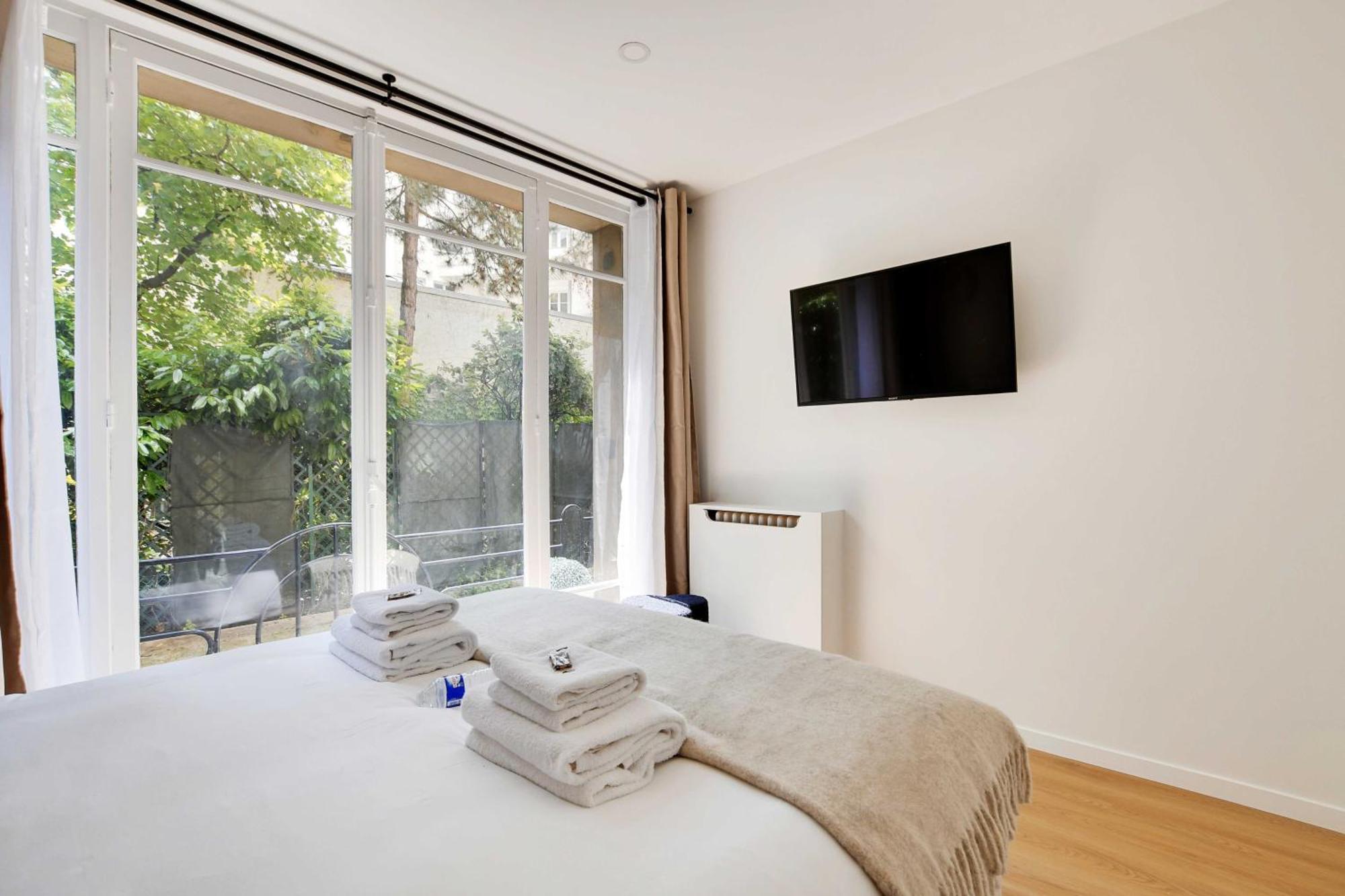 Magnificent 2bd-4p - Eiffel Tower Apartment *